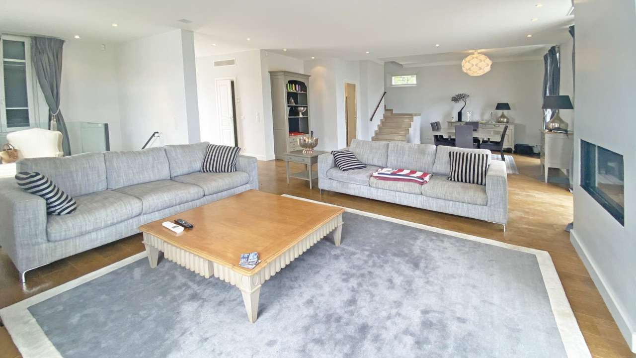 Superb 4 bedroom villa, which is ideally situated in a quiet setting, yet r