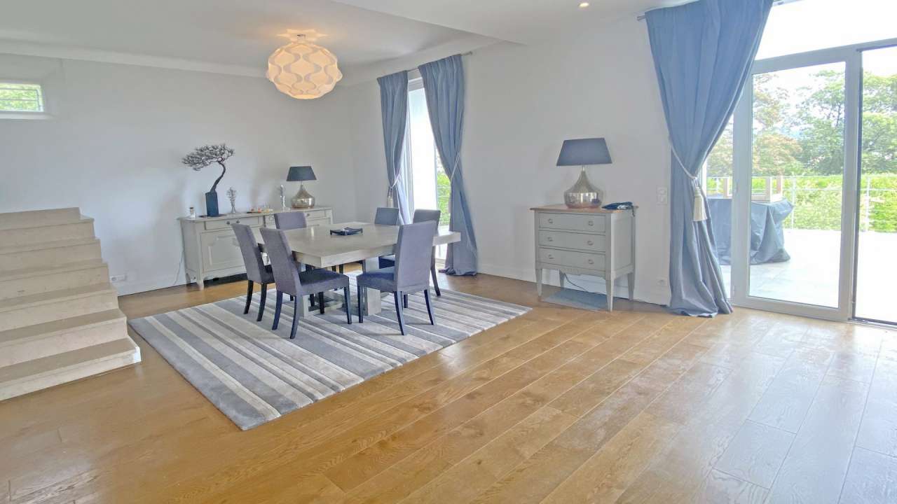 Superb 4 bedroom villa, which is ideally situated in a quiet setting, yet r