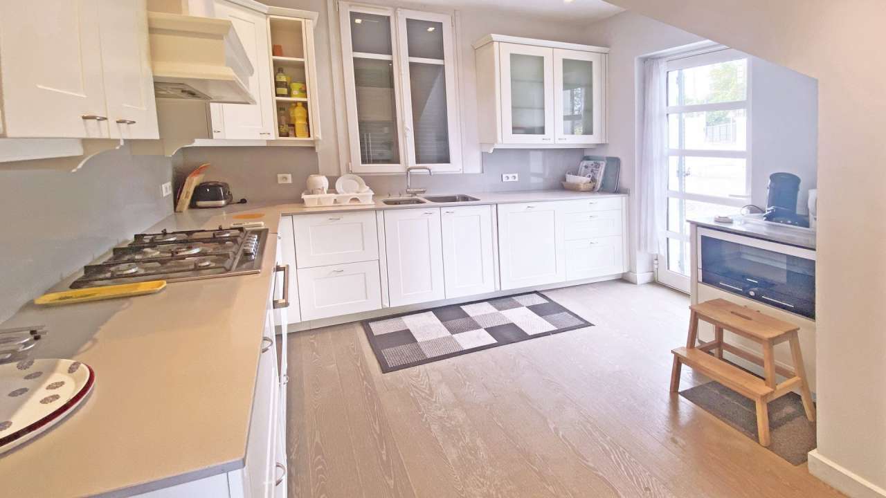 Superb 4 bedroom villa, which is ideally situated in a quiet setting, yet r