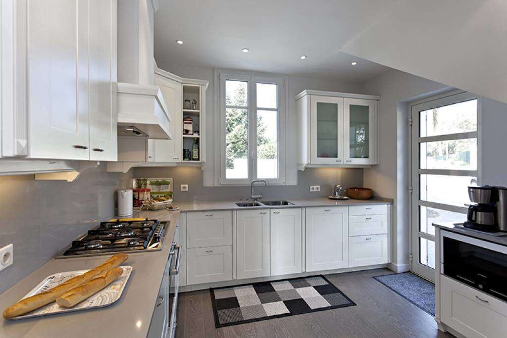 Superb 4 bedroom villa, which is ideally situated in a quiet setting, yet r