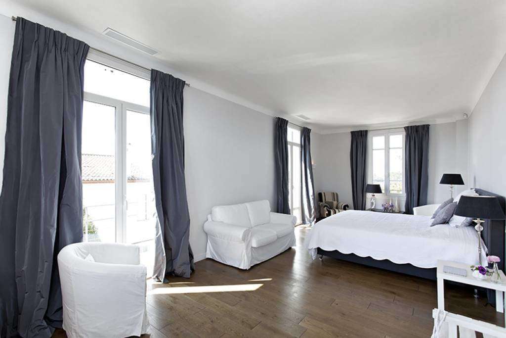 Superb 4 bedroom villa, which is ideally situated in a quiet setting, yet r