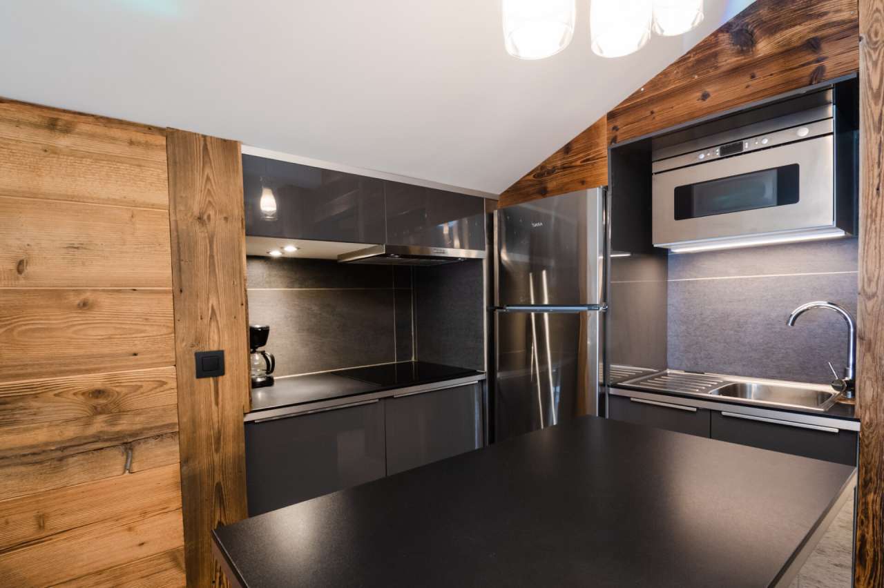 Beautifully refurbished 3 bedroom penthouse apartment, with a warm, cosy an