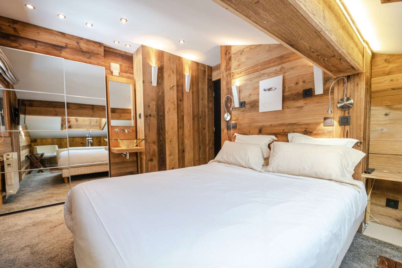 Beautifully refurbished 3 bedroom penthouse apartment, with a warm, cosy an