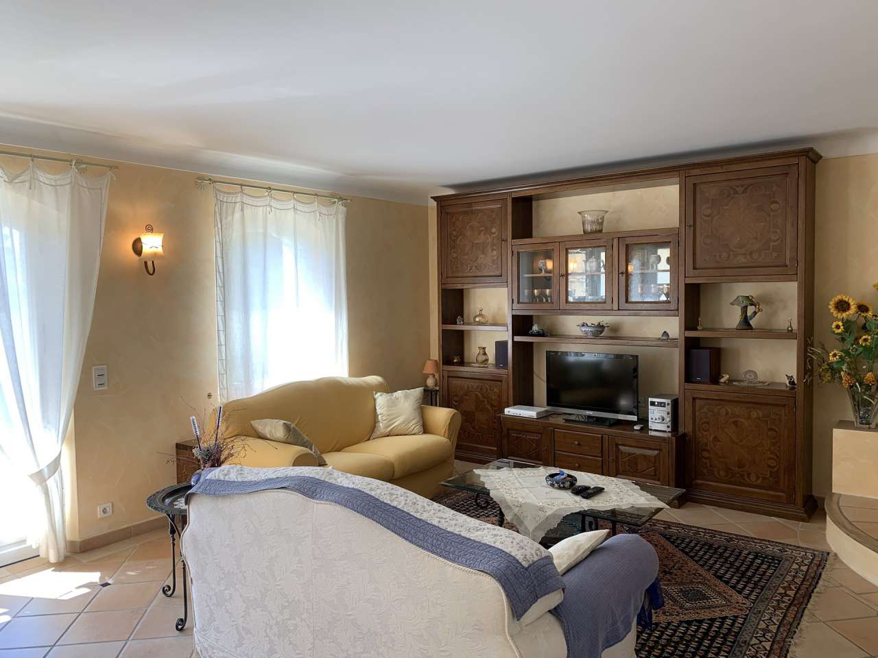 Spacious and well maintained 11 bedroom property, with a total living area