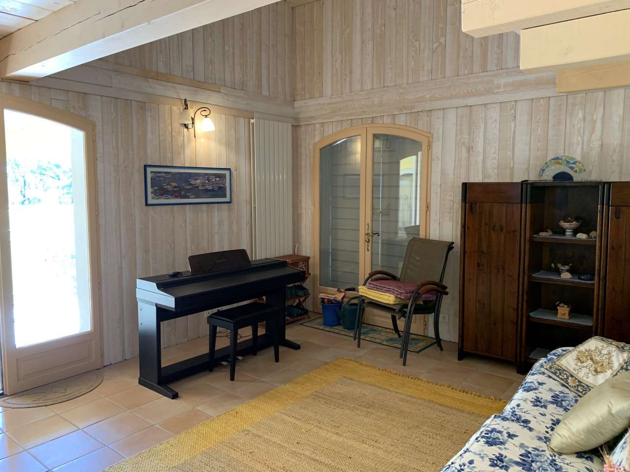 Spacious and well maintained 11 bedroom property, with a total living area