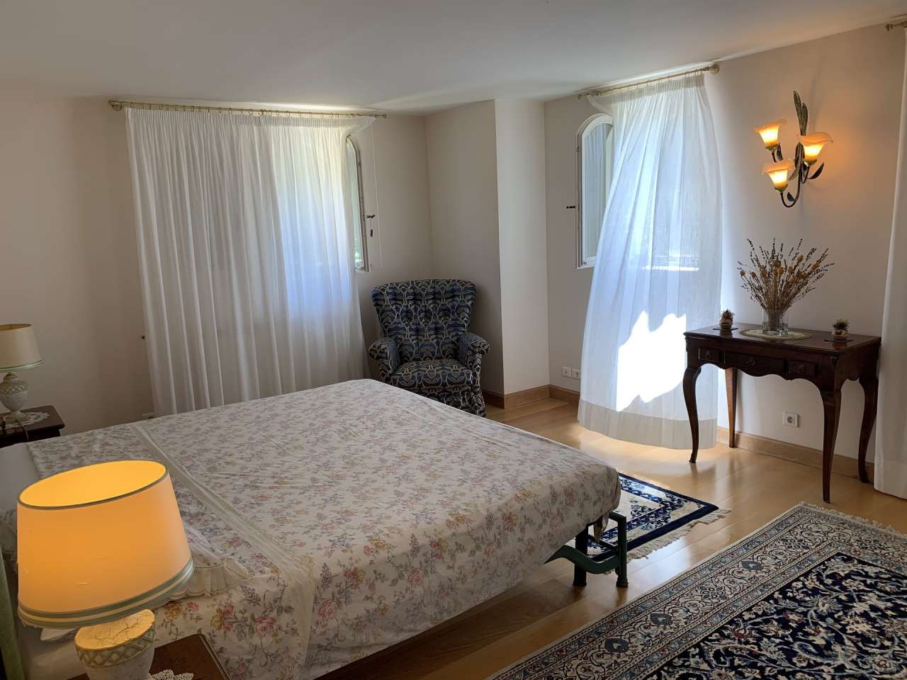 Spacious and well maintained 11 bedroom property, with a total living area