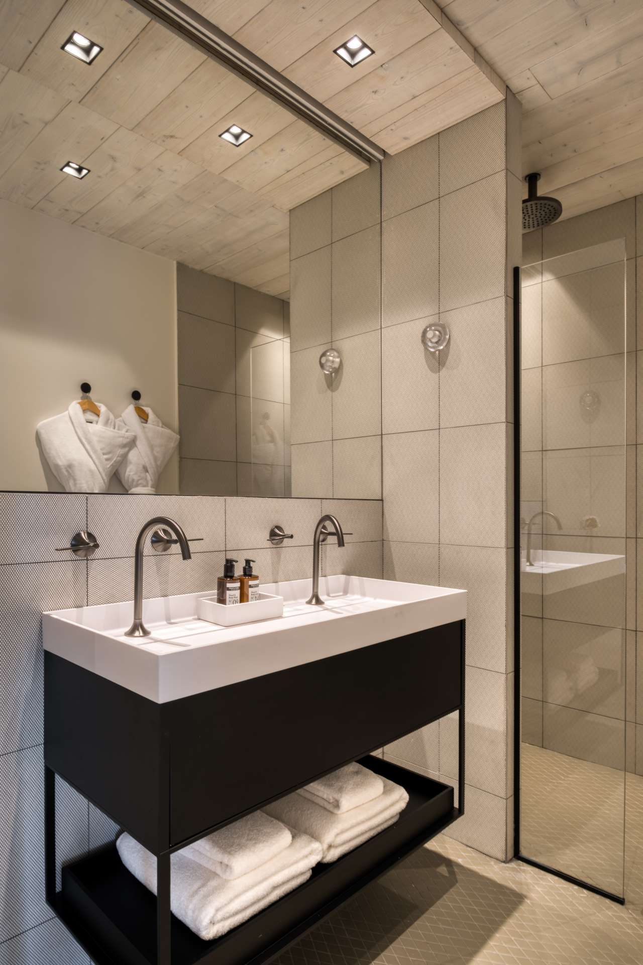 Impressive newly-built four bedroom apartment in a central location in Mege