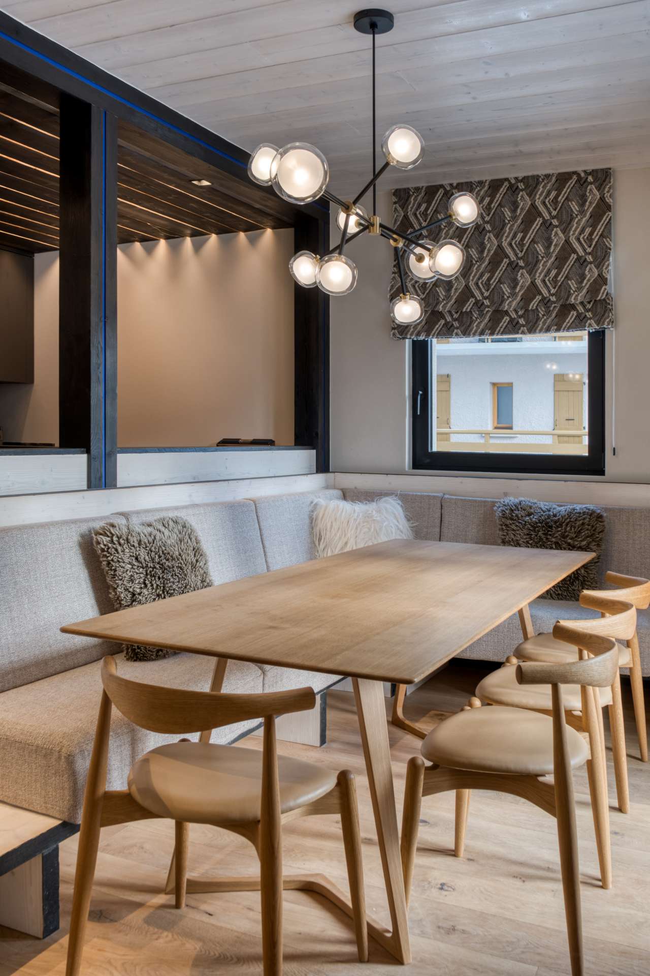 Impressive newly-built four bedroom apartment in a central location in Mege