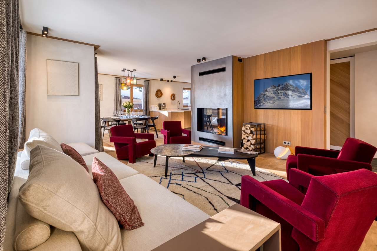 Newly renovated 3 bedroom first floor apartment with large terrace, in a gr