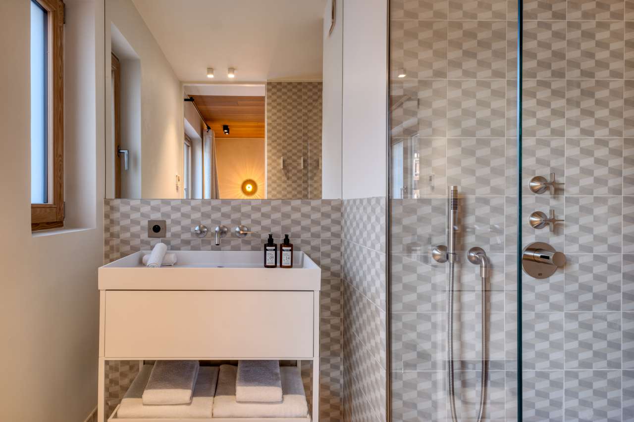 Newly renovated 3 bedroom first floor apartment with large terrace, in a gr