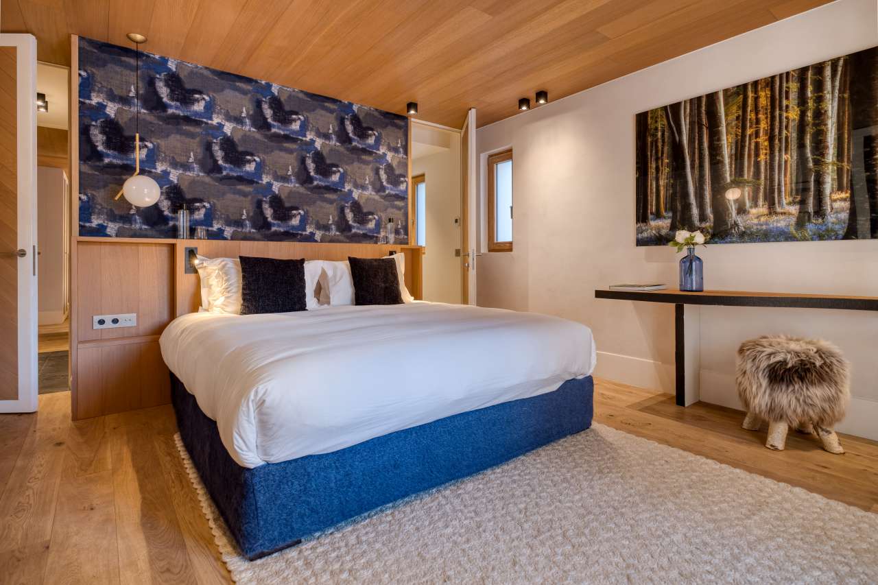 Newly renovated 3 bedroom first floor apartment with large terrace, in a gr