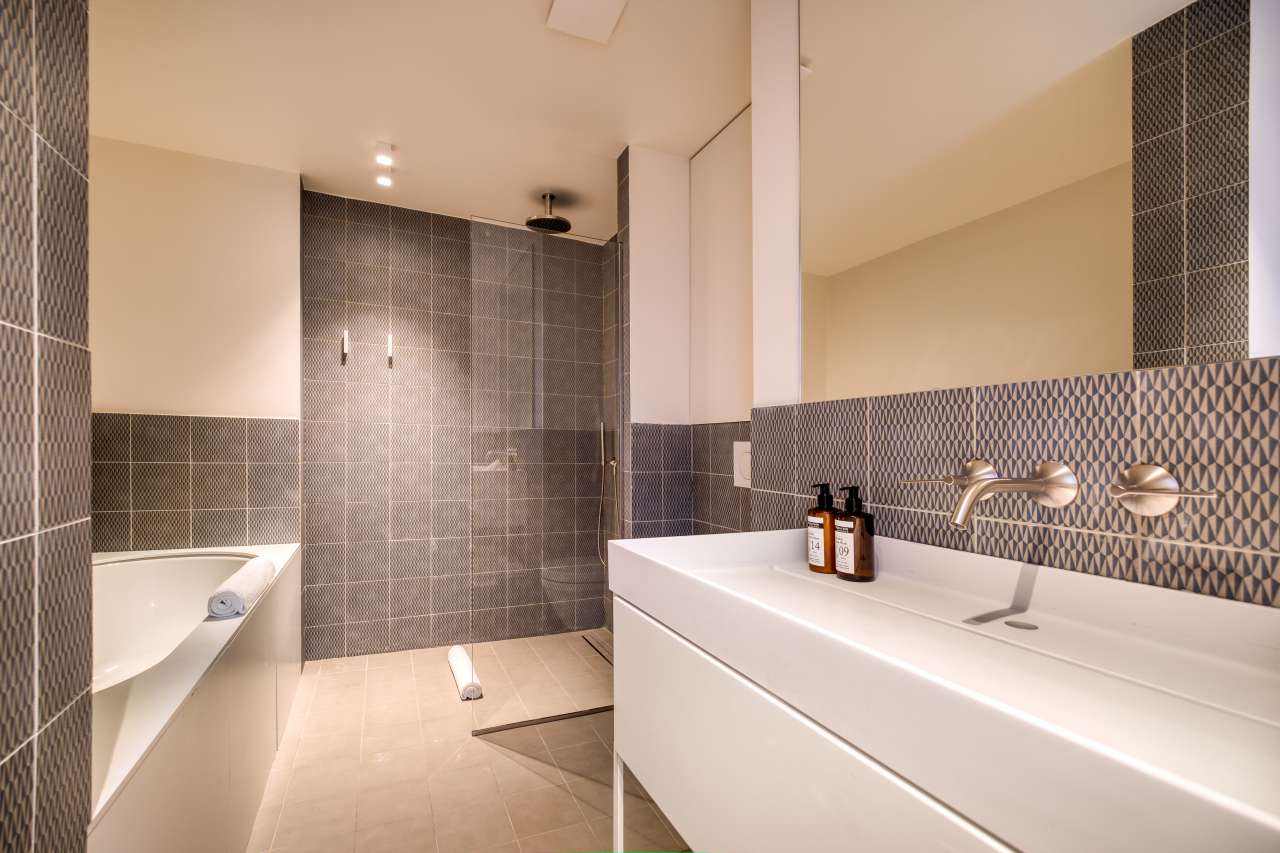 Newly renovated 3 bedroom first floor apartment with large terrace, in a gr