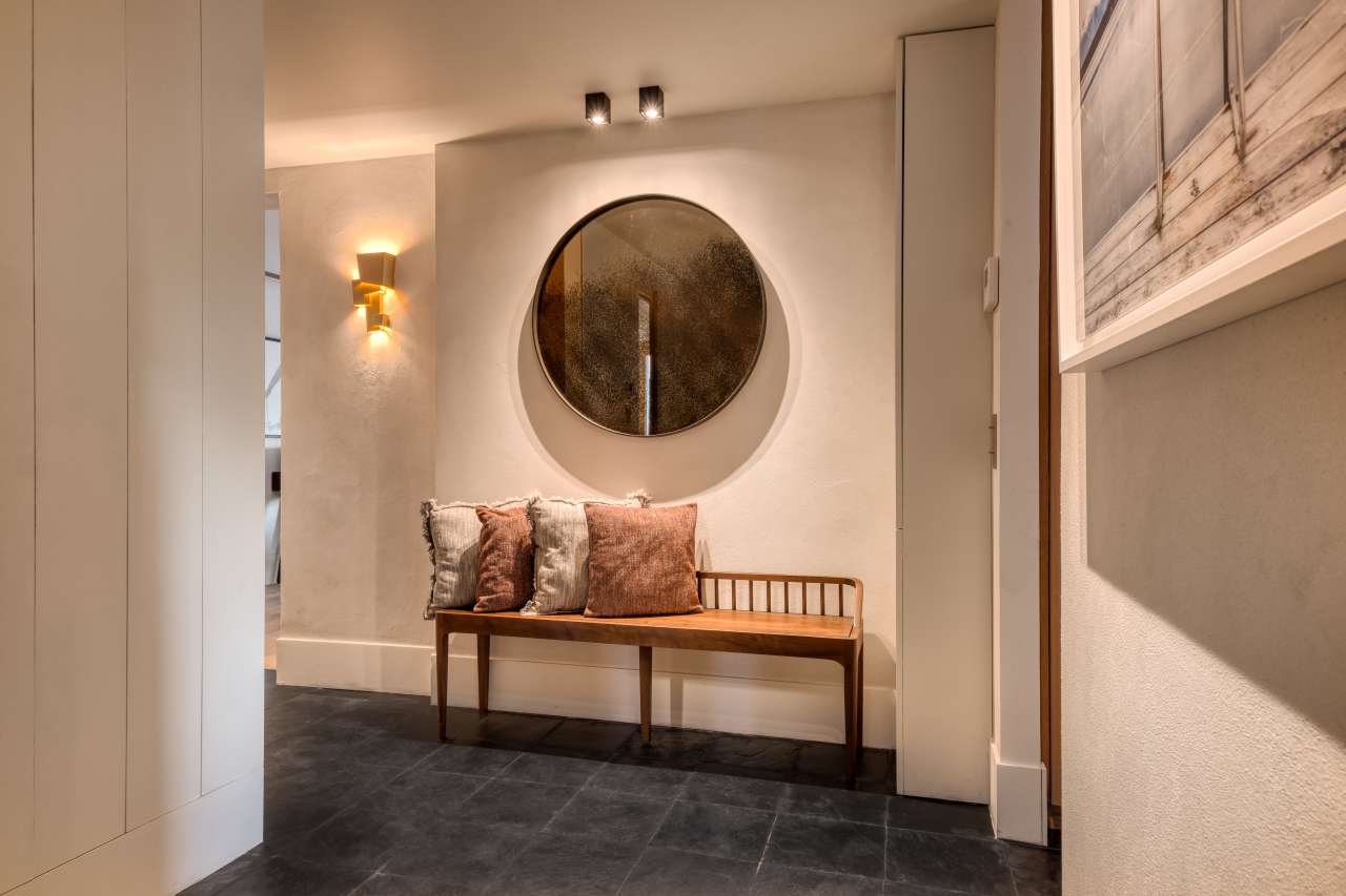 Newly renovated 3 bedroom first floor apartment with large terrace, in a gr