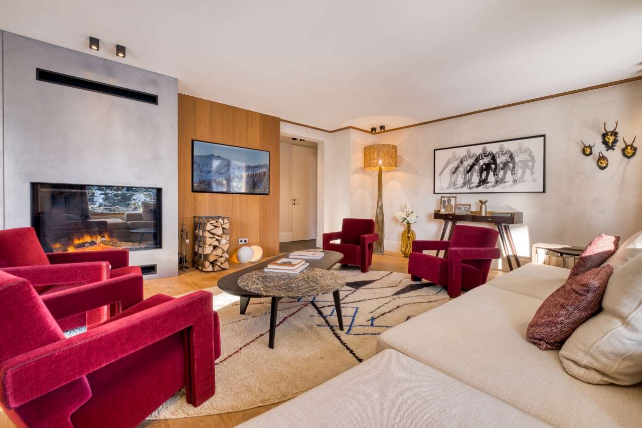 Newly renovated 3 bedroom first floor apartment with large terrace, in a gr