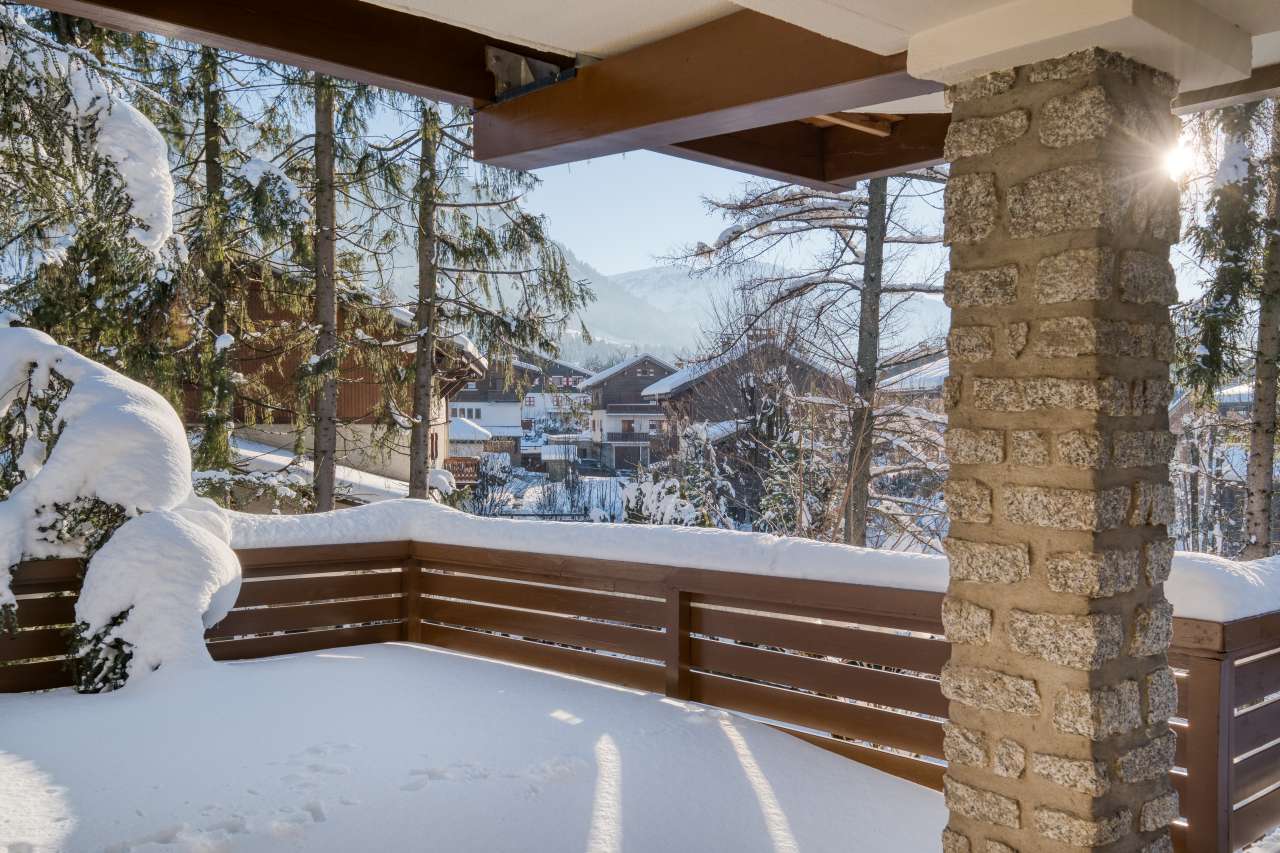 Newly renovated 3 bedroom first floor apartment with large terrace, in a gr