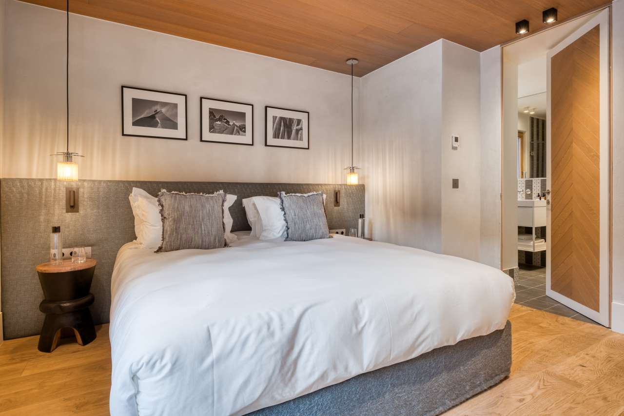 Newly renovated 3 bedroom first floor apartment with large terrace, in a gr