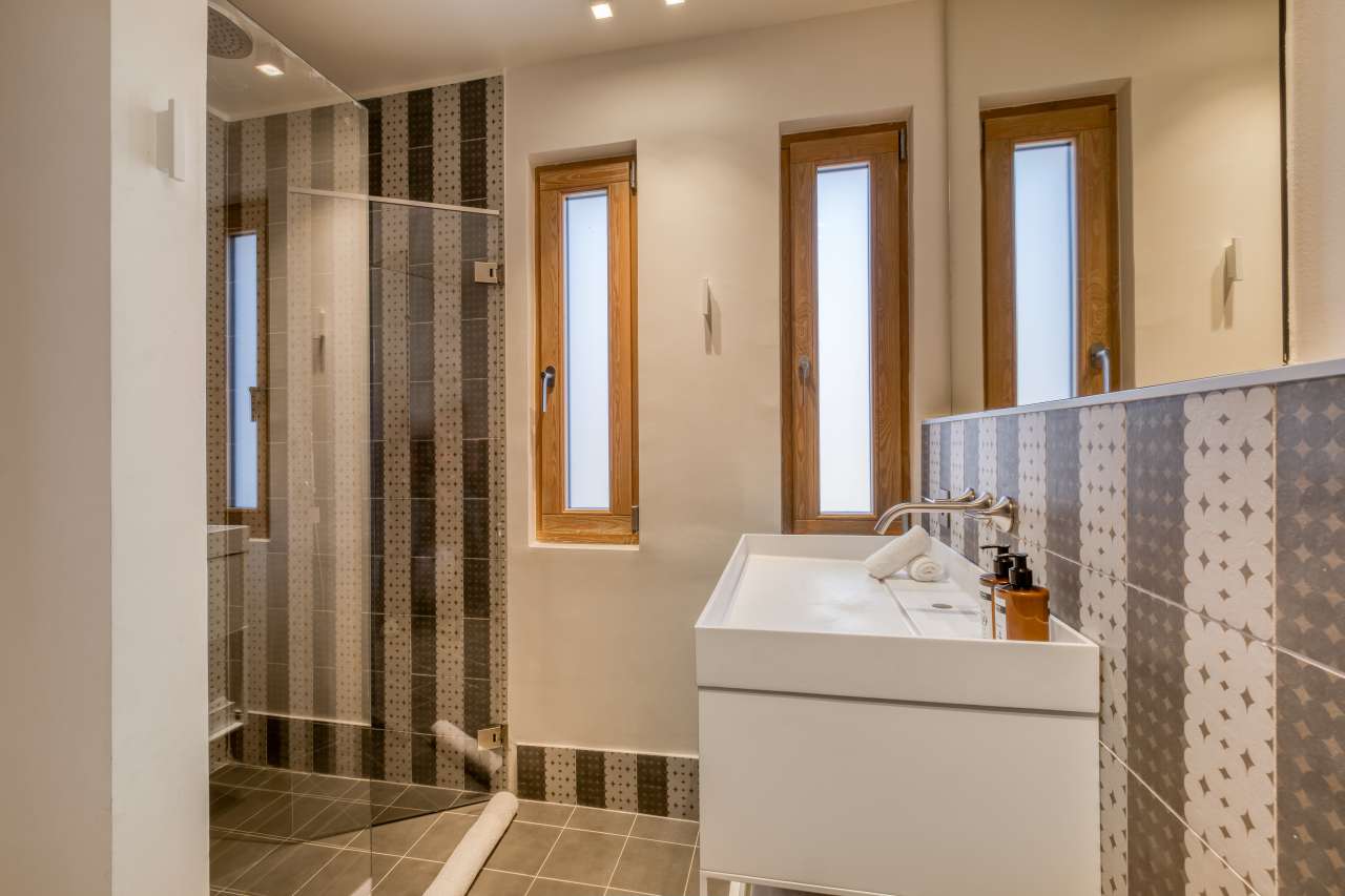 Newly renovated 3 bedroom first floor apartment with large terrace, in a gr