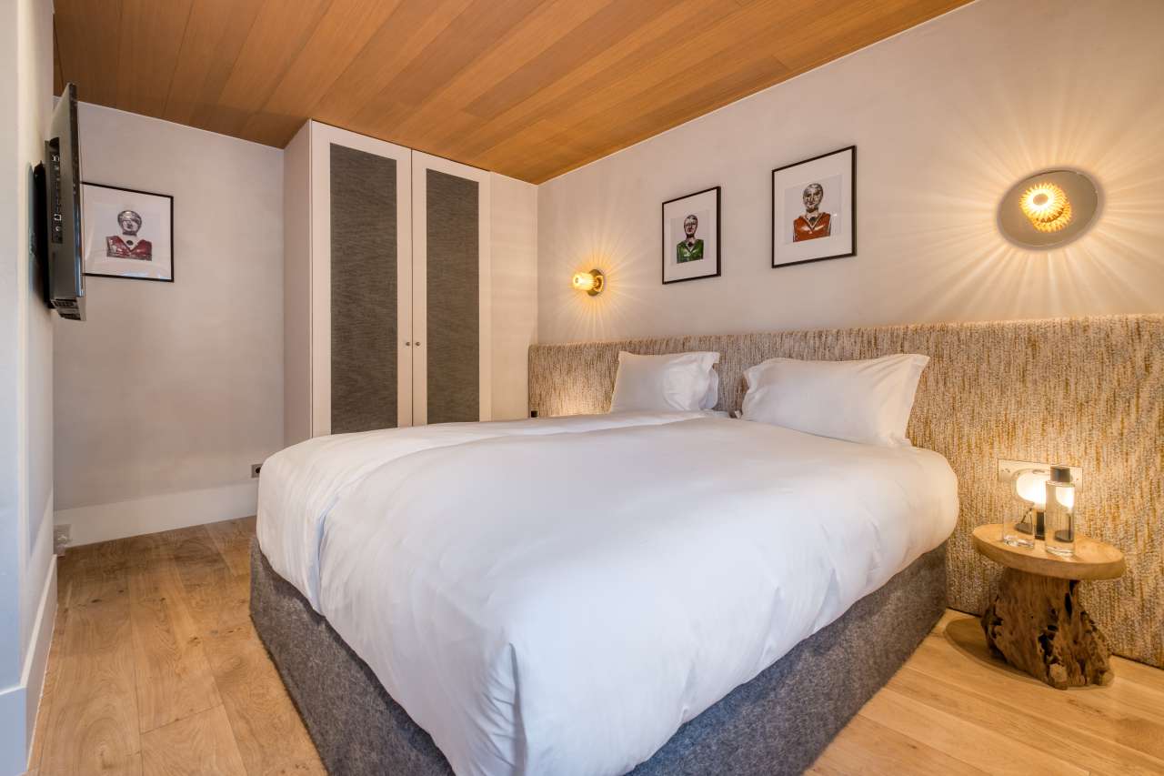 Newly renovated 3 bedroom first floor apartment with large terrace, in a gr