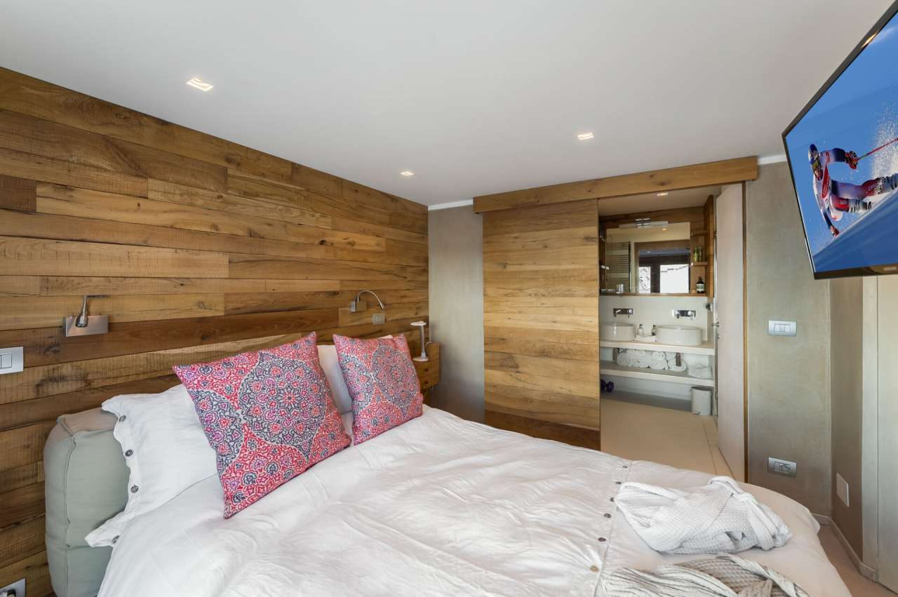 With stunning mountain and village views, this superb 2 bedroom apartment h