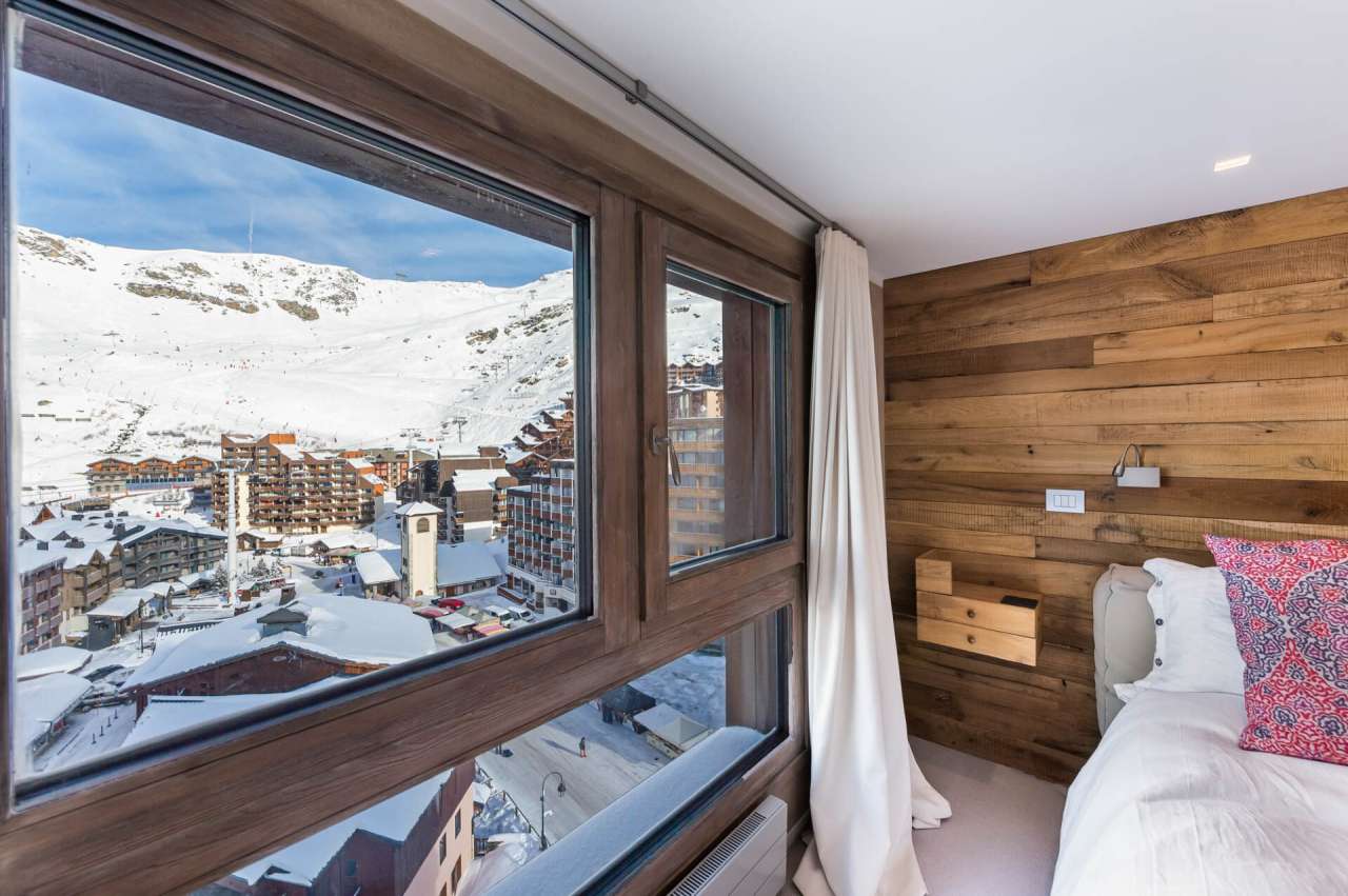 With stunning mountain and village views, this superb 2 bedroom apartment h