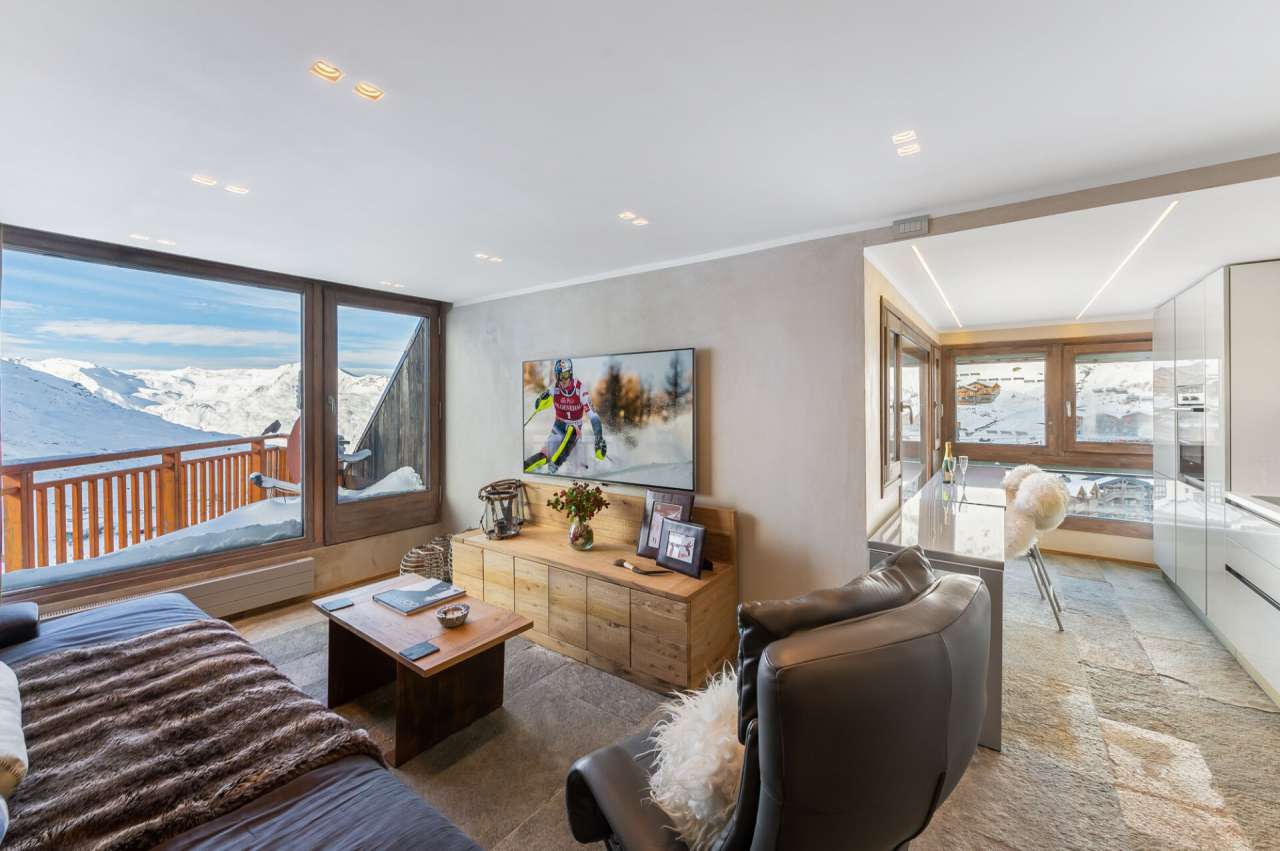 With stunning mountain and village views, this superb 2 bedroom apartment h