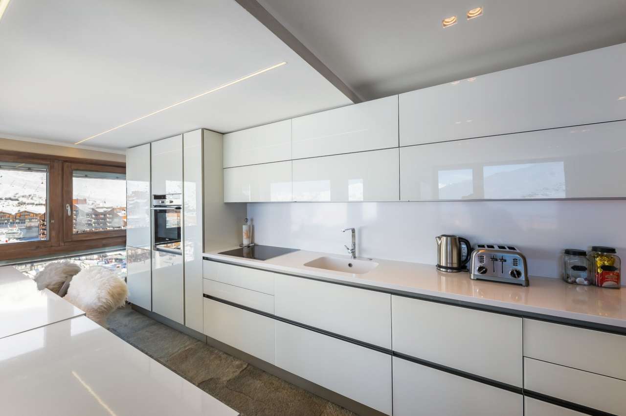 With stunning mountain and village views, this superb 2 bedroom apartment h