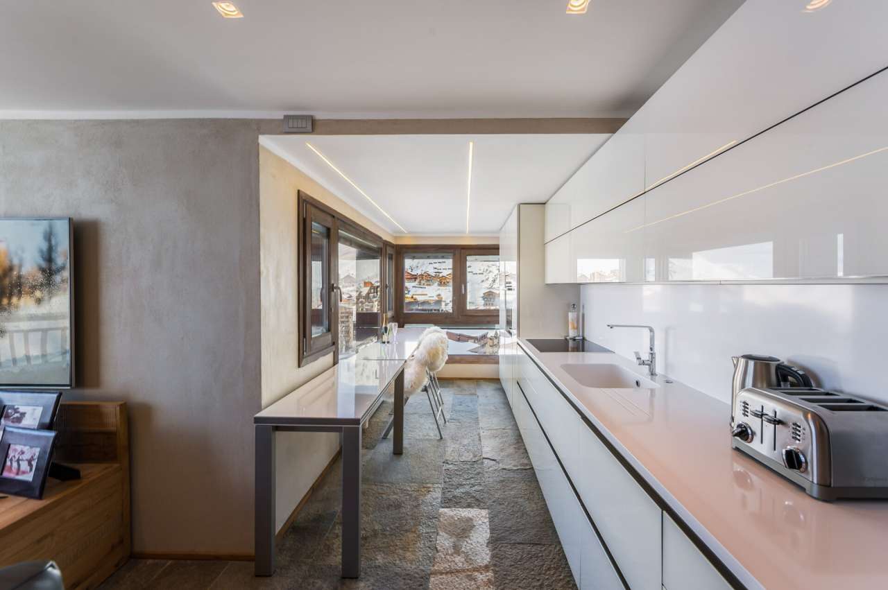 With stunning mountain and village views, this superb 2 bedroom apartment h