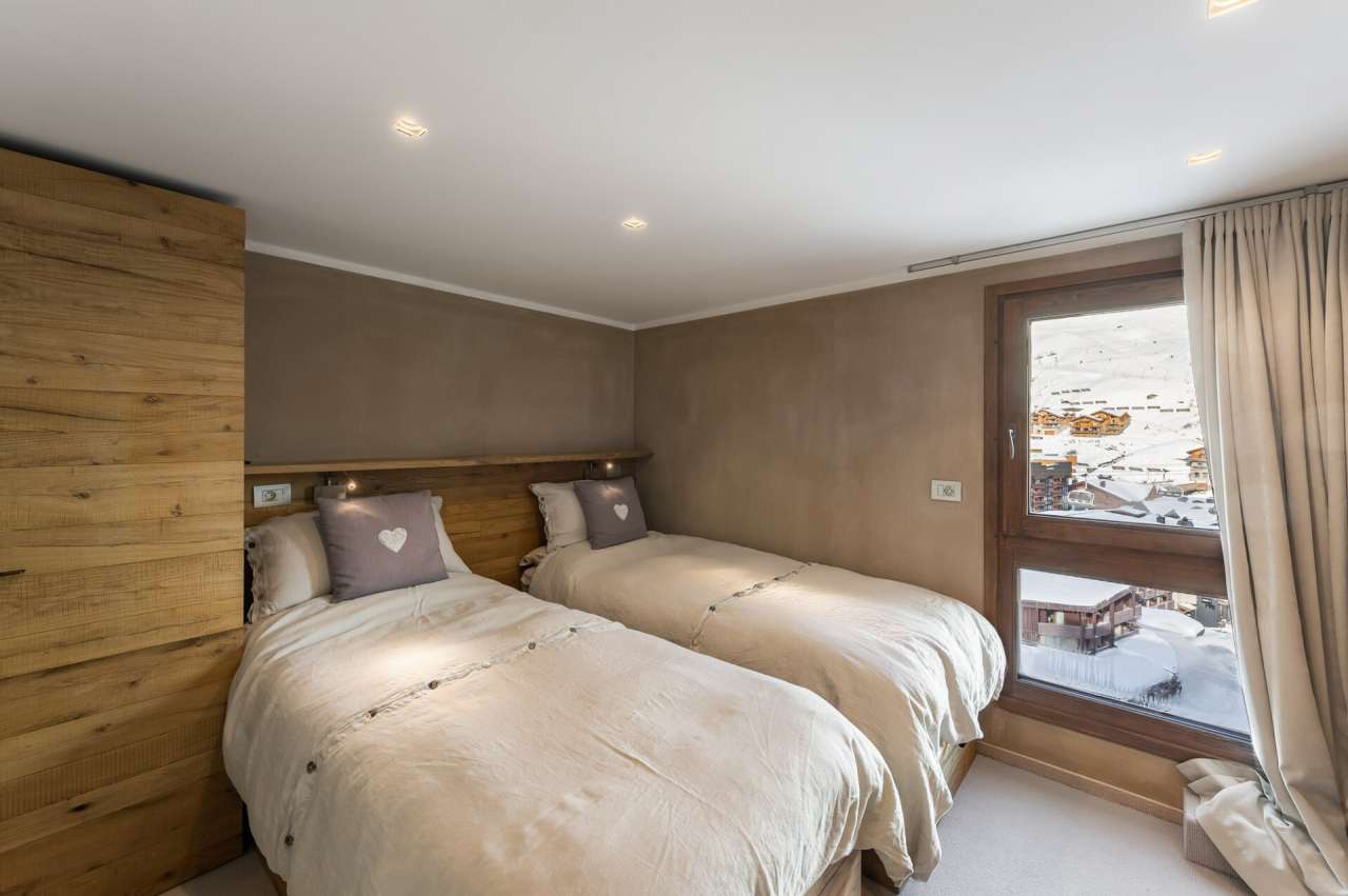 With stunning mountain and village views, this superb 2 bedroom apartment h