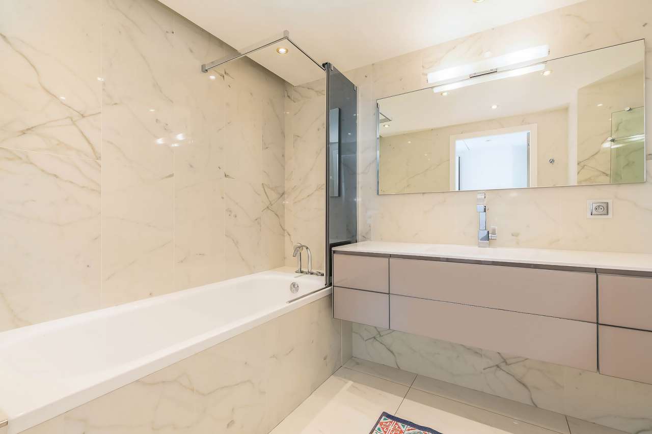 Bright, spacious and beautifully presented 3 bedroom apartment, ideally sit