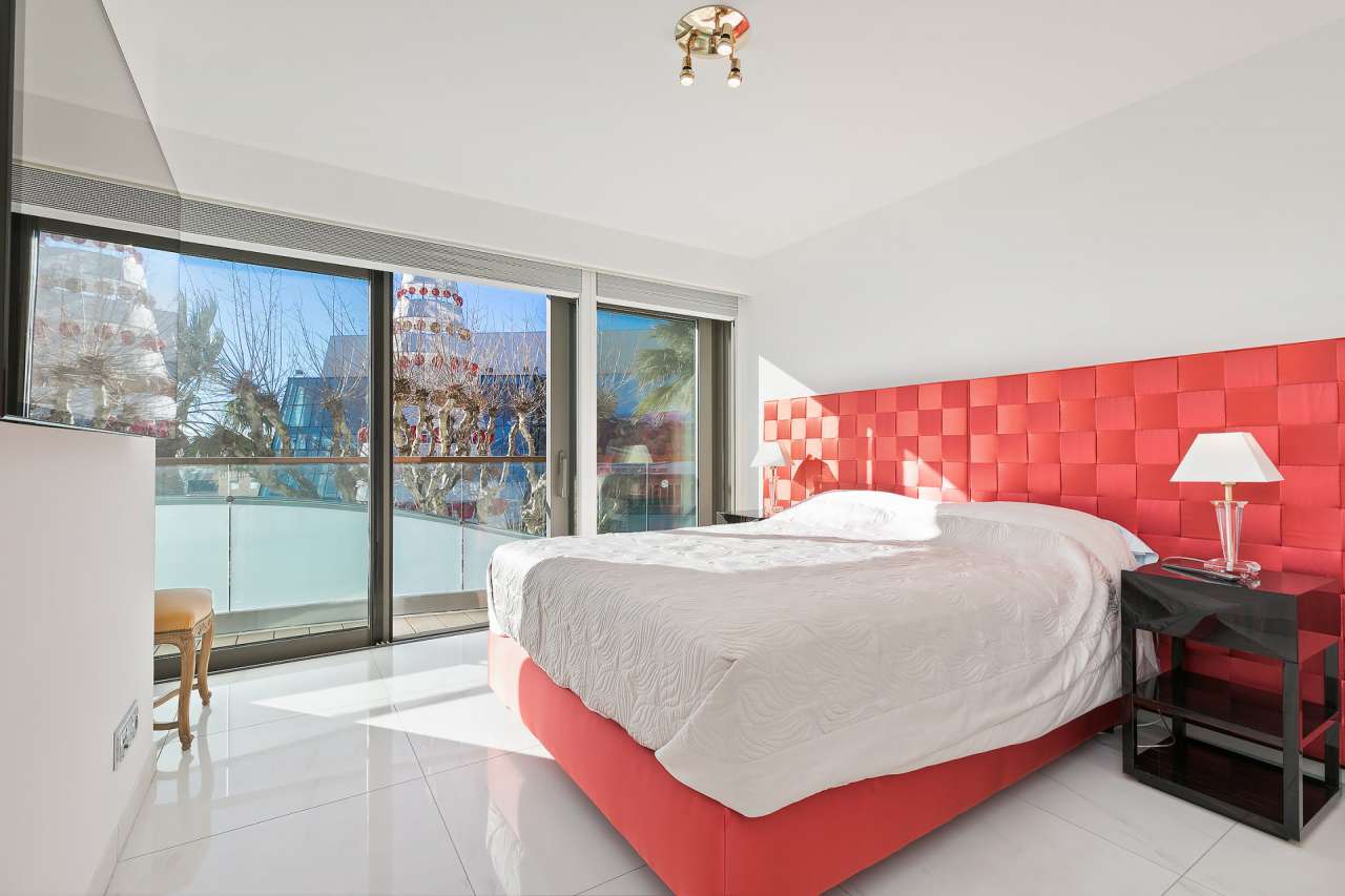 Bright, spacious and beautifully presented 3 bedroom apartment, ideally sit