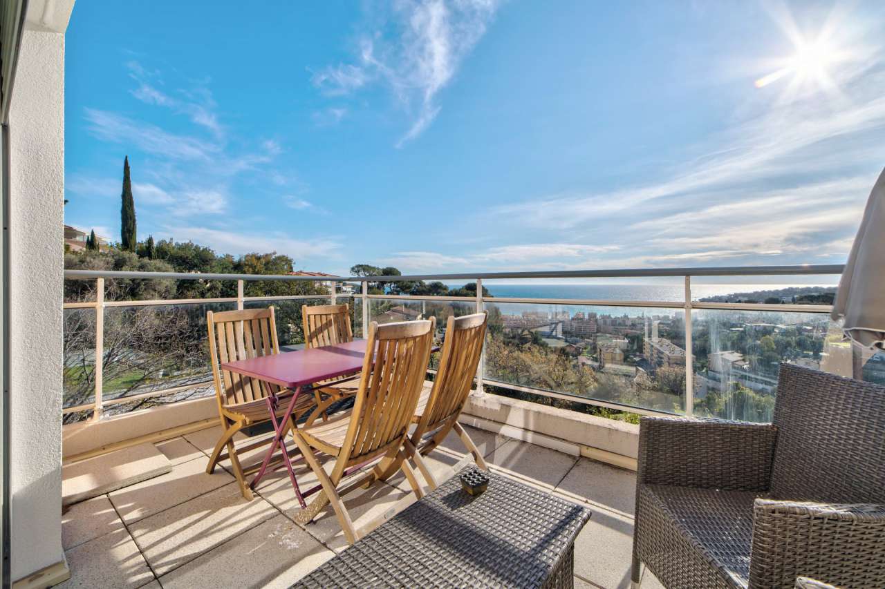 With lovely sea views, this bright 2 bedroom apartment is ideally situated