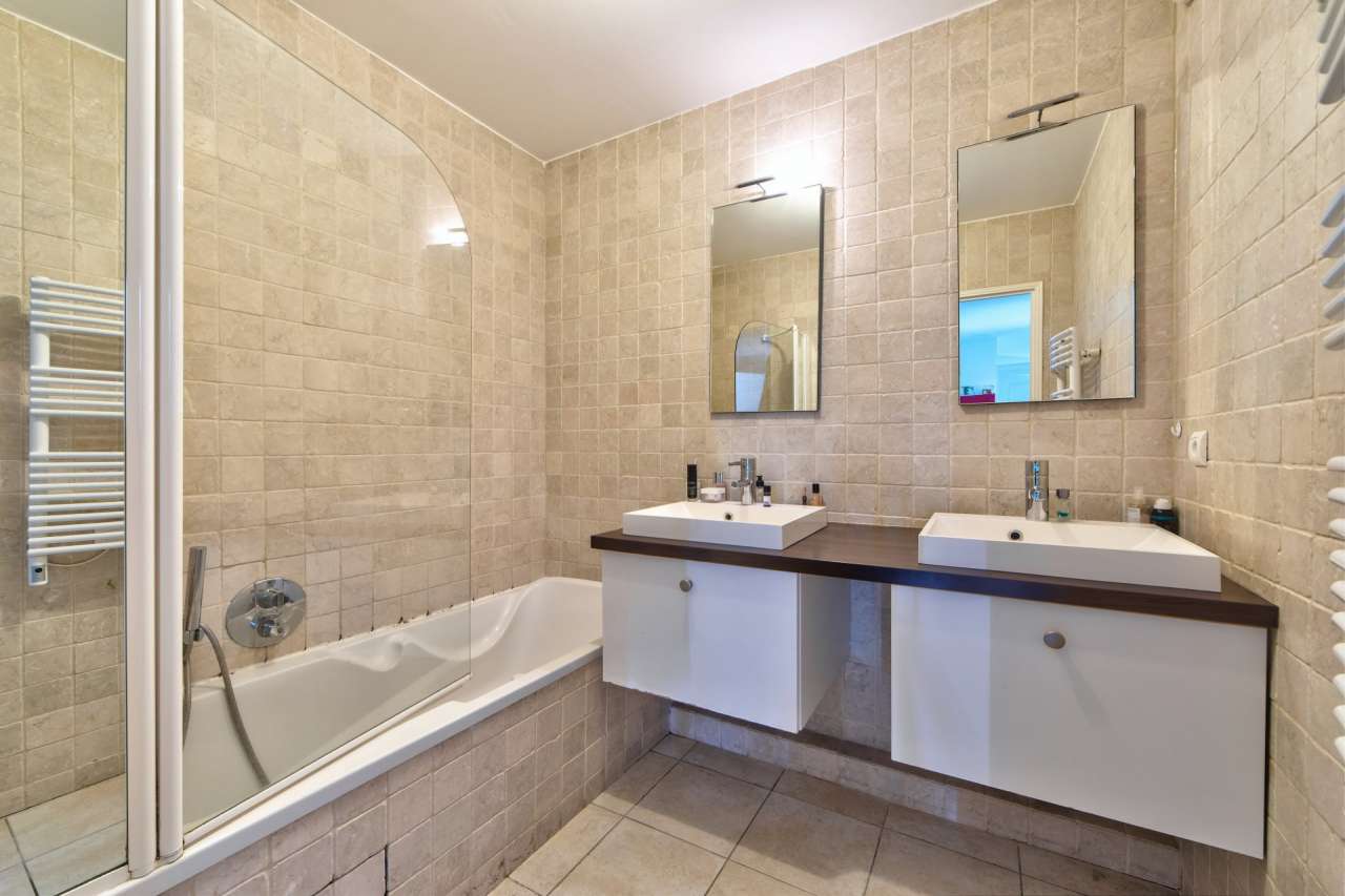 With lovely sea views, this bright 2 bedroom apartment is ideally situated