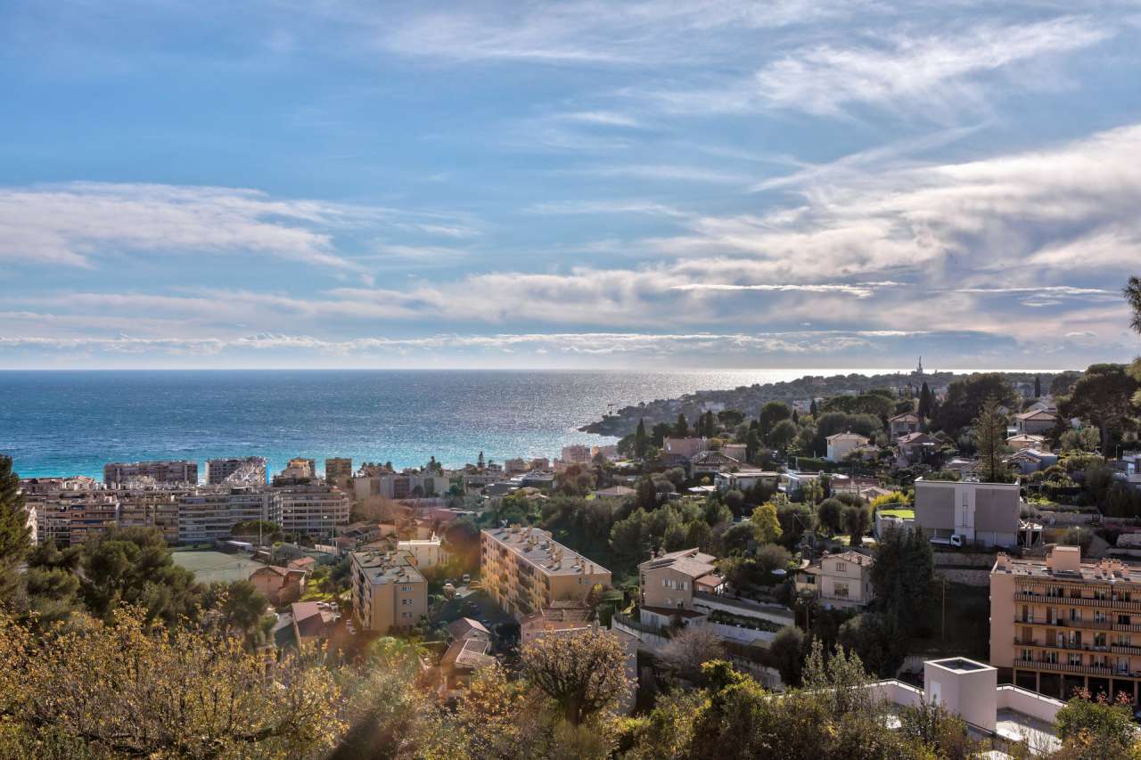 With lovely sea views, this bright 2 bedroom apartment is ideally situated