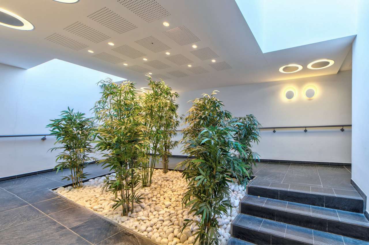 With lovely sea views, this bright 2 bedroom apartment is ideally situated