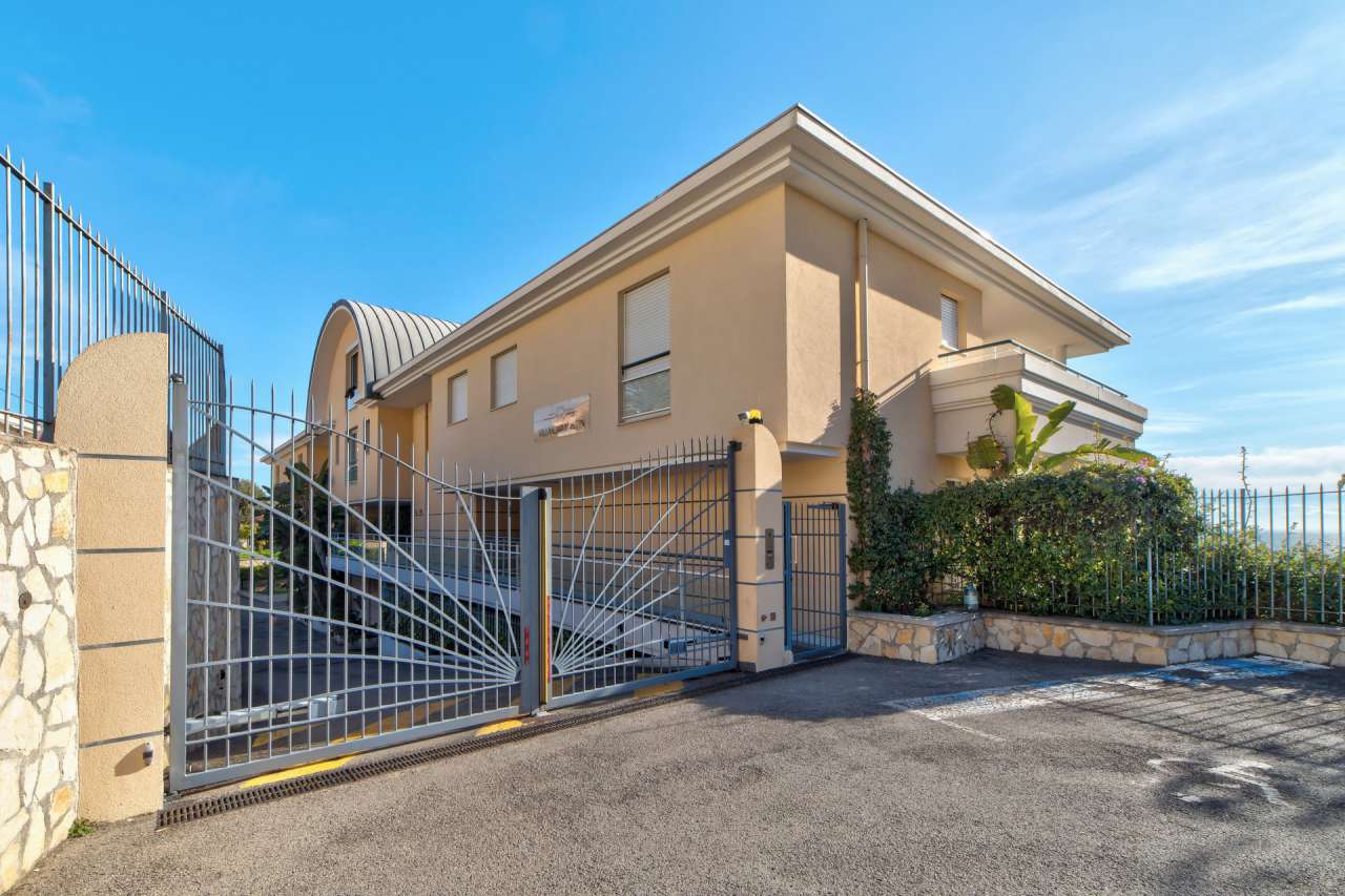 With lovely sea views, this bright 2 bedroom apartment is ideally situated