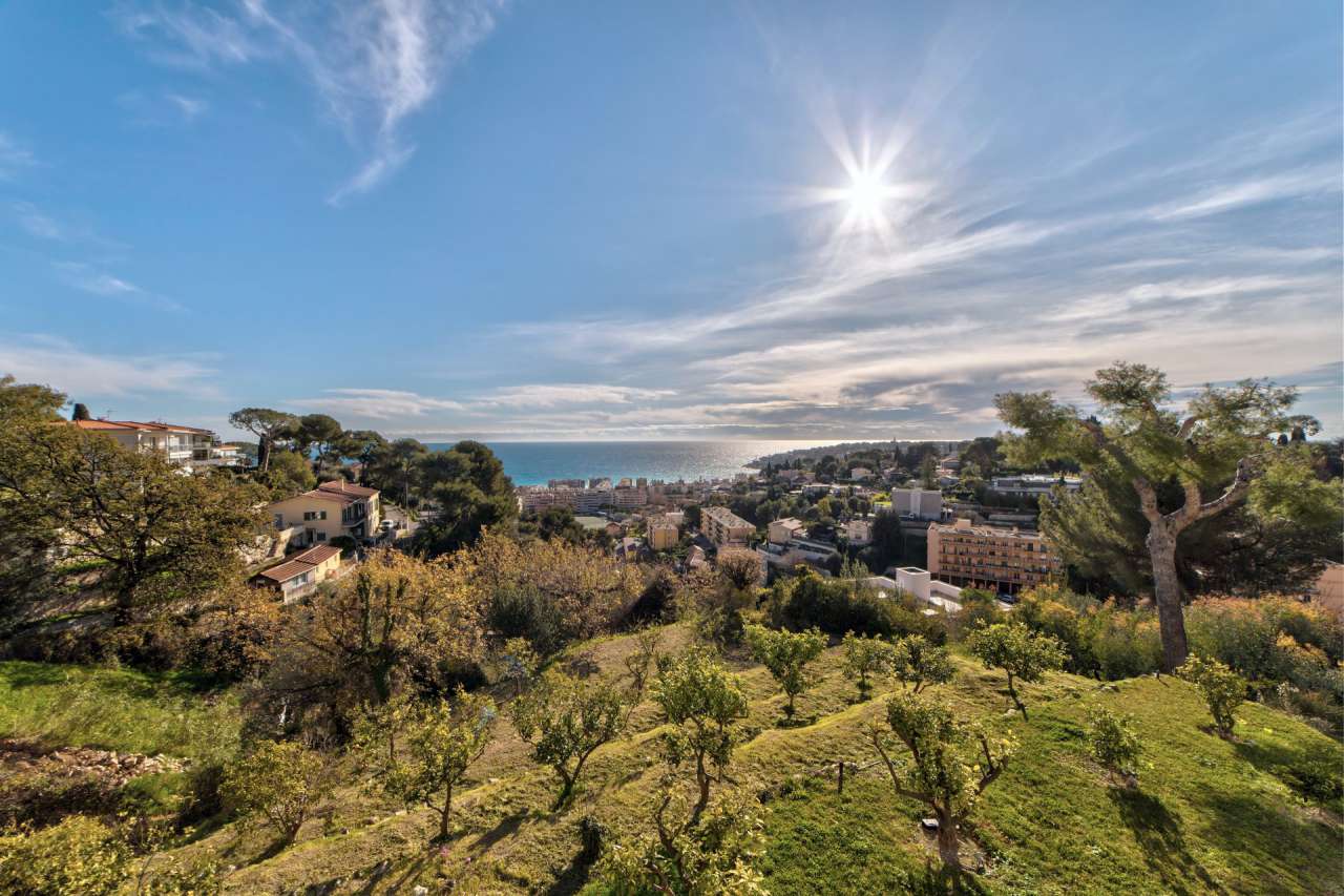 With lovely sea views, this bright 2 bedroom apartment is ideally situated