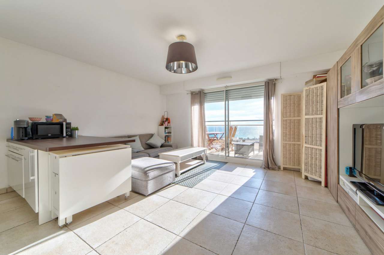 With lovely sea views, this bright 2 bedroom apartment is ideally situated