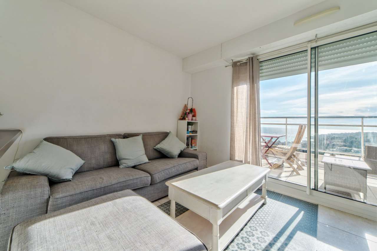 With lovely sea views, this bright 2 bedroom apartment is ideally situated
