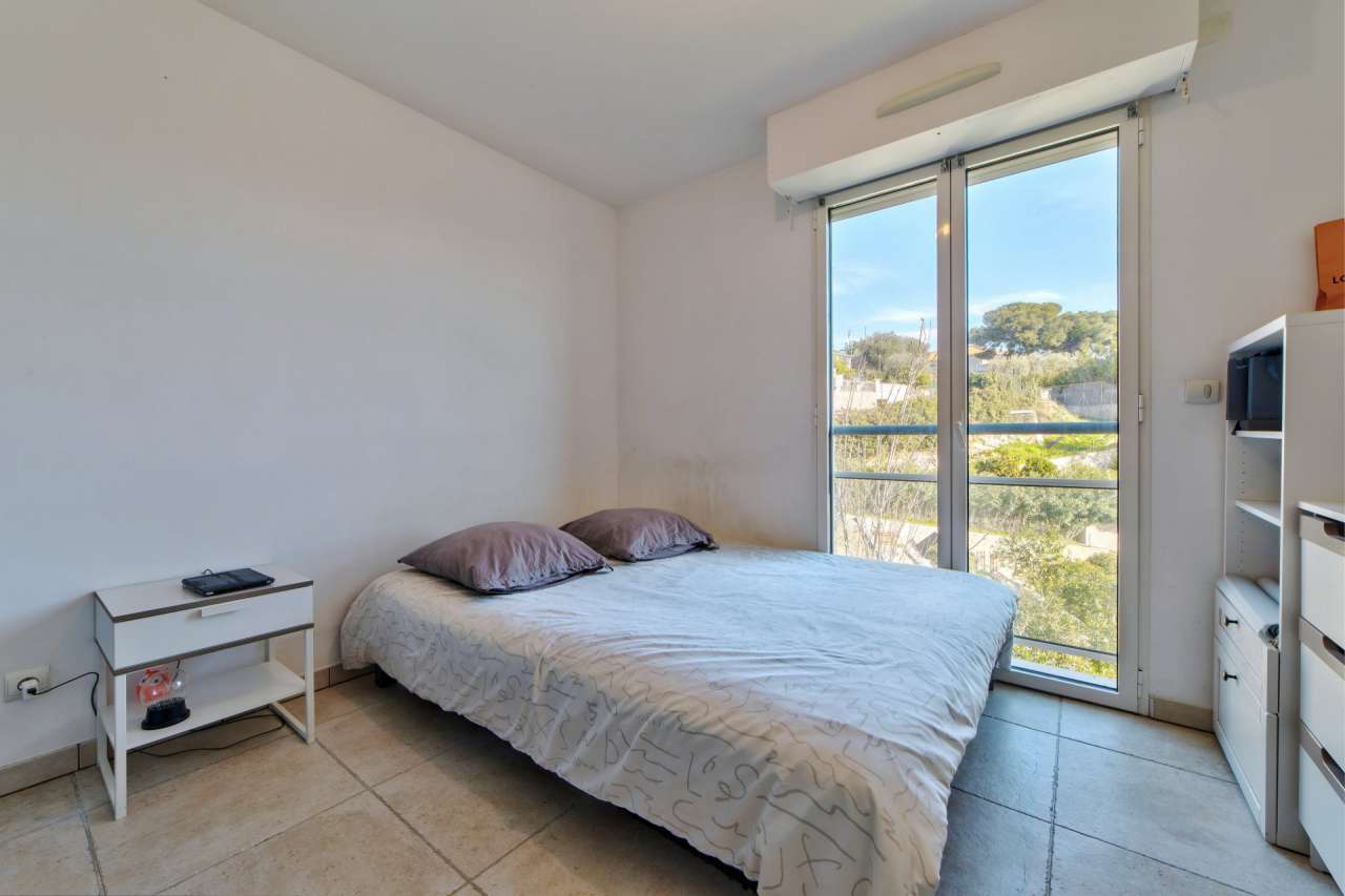 With lovely sea views, this bright 2 bedroom apartment is ideally situated