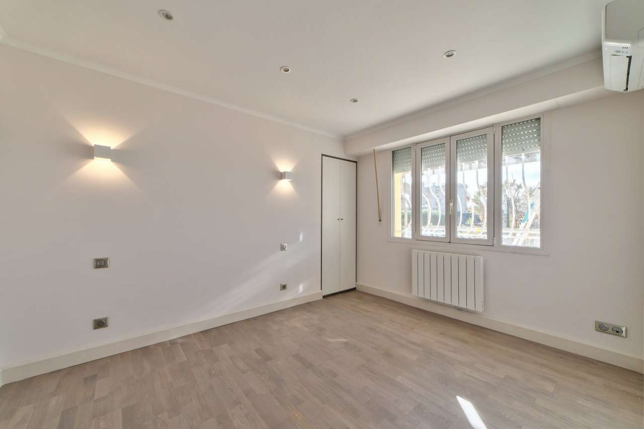 Completely refurbished 2 bedroom apartment, with a total living area of 50m