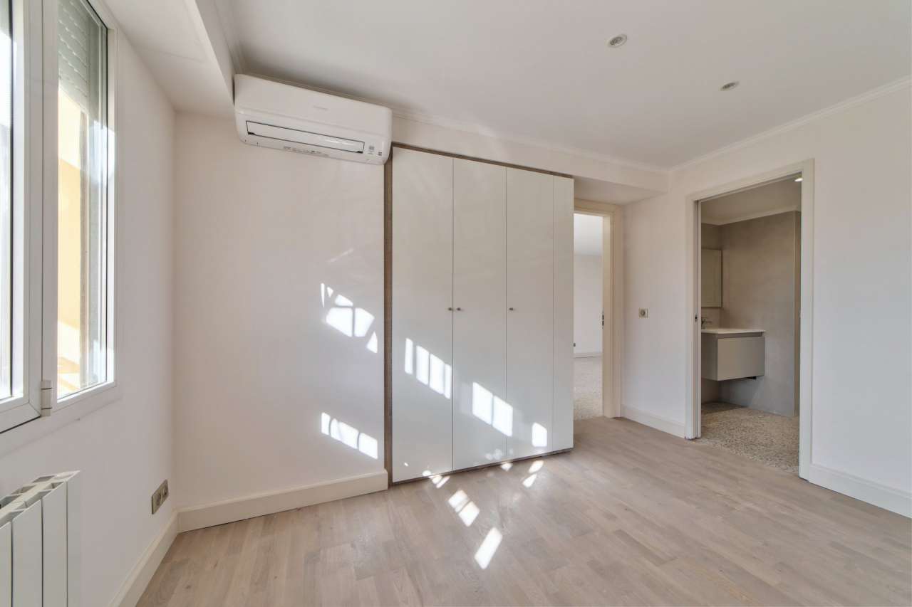 Completely refurbished 2 bedroom apartment, with a total living area of 50m