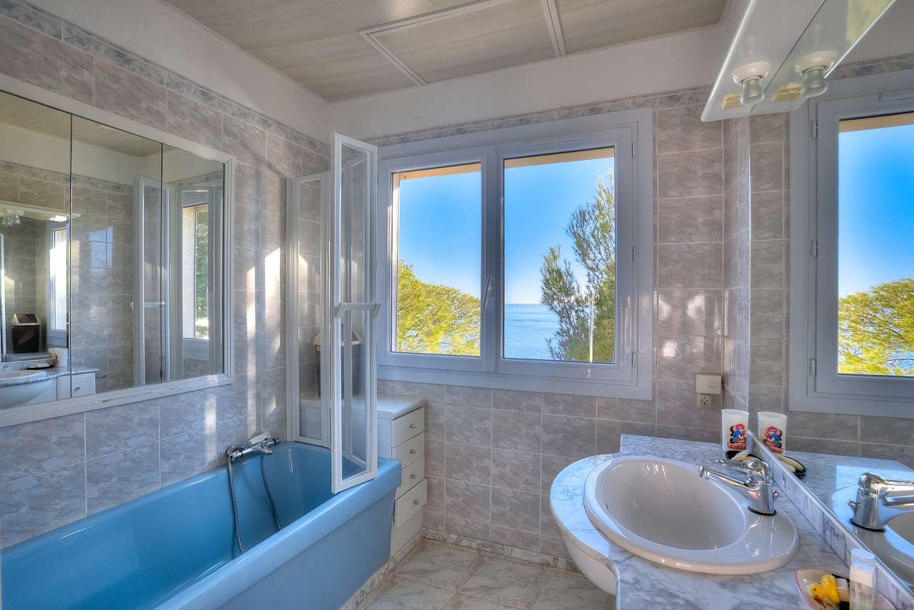 Lovely 4 bedroom villa with panoramic sea views, ideally situated in a quie