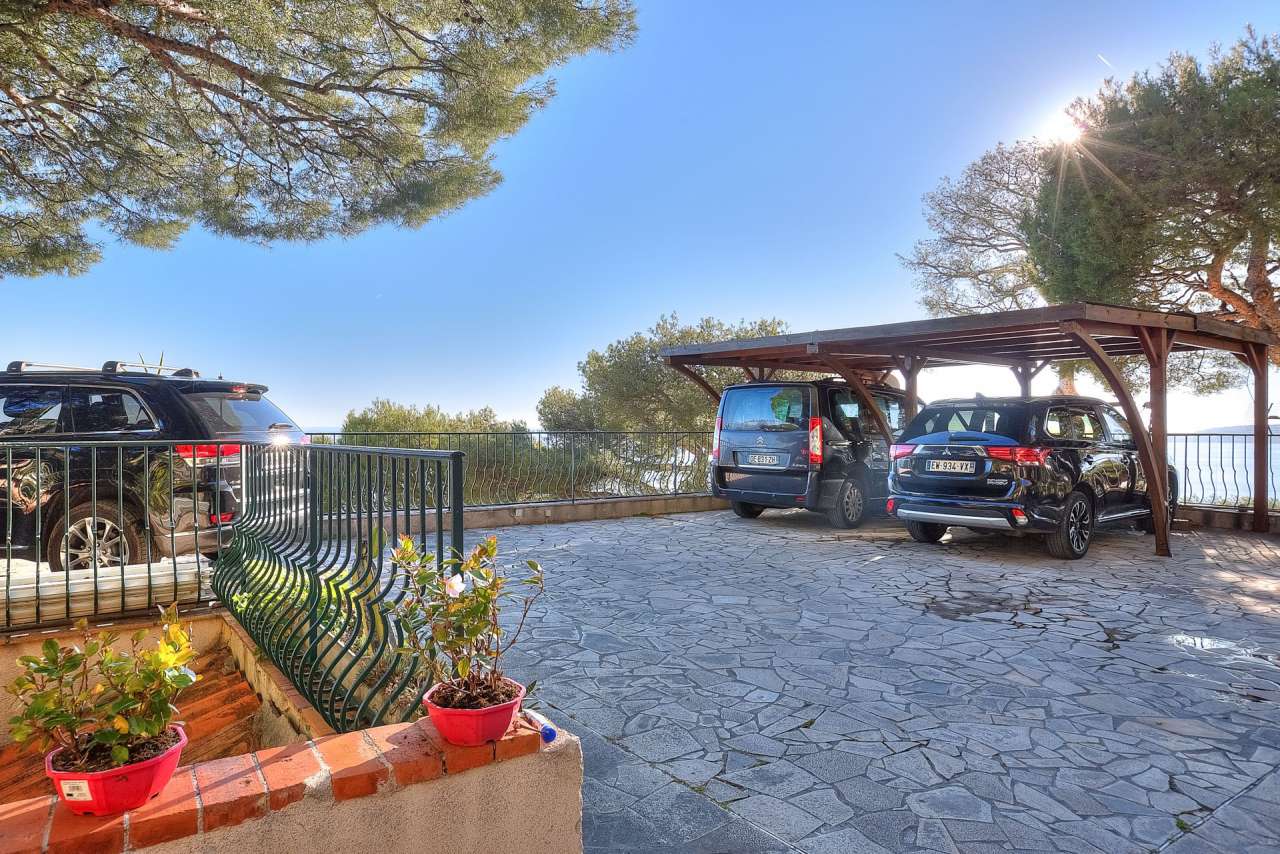 Lovely 4 bedroom villa with panoramic sea views, ideally situated in a quie