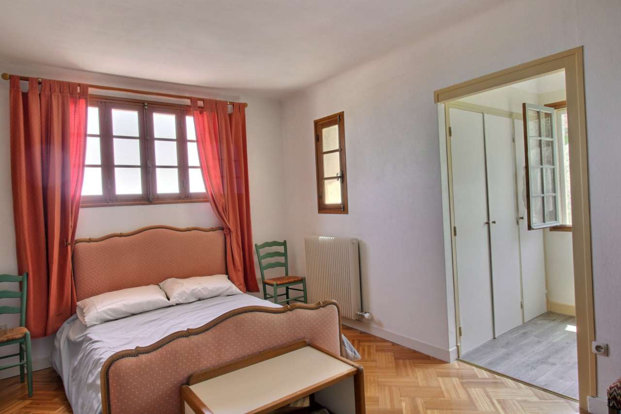 With a total spacious and bright living area of 180m2 and with simply stunn