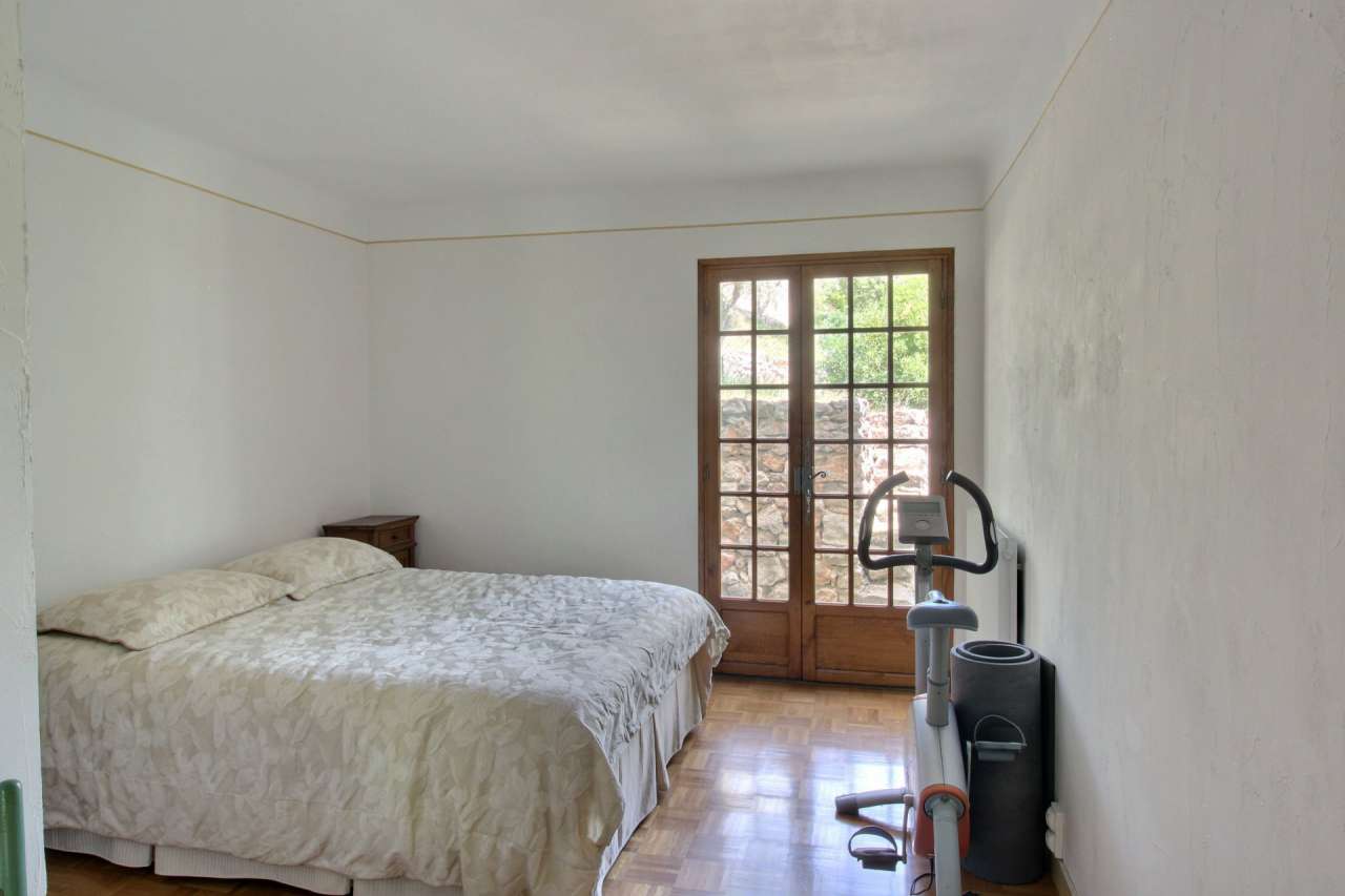 With a total spacious and bright living area of 180m2 and with simply stunn