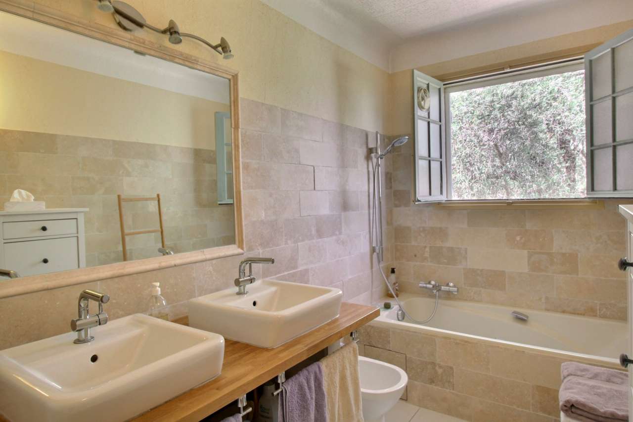 With a total spacious and bright living area of 180m2 and with simply stunn