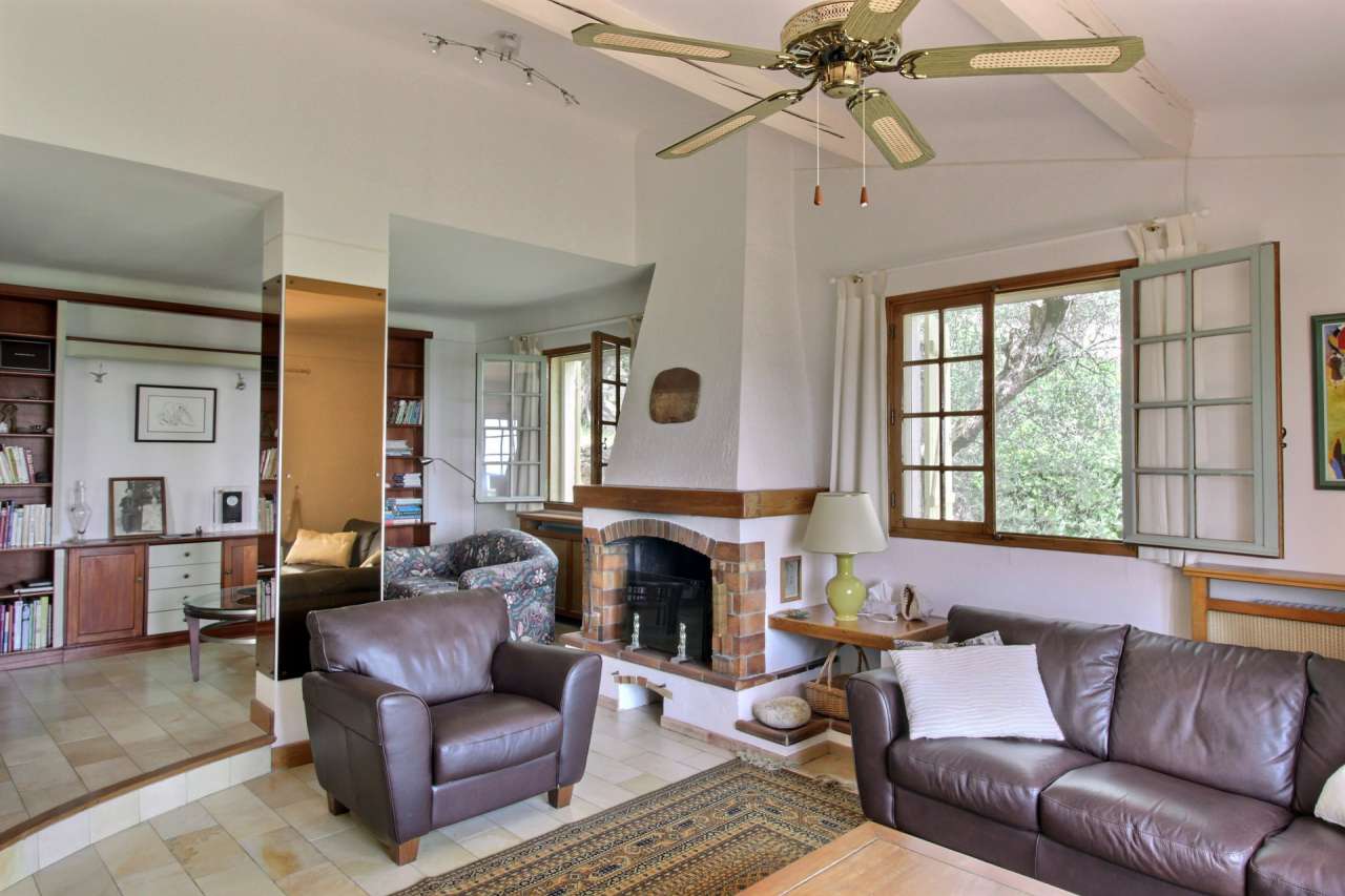 With a total spacious and bright living area of 180m2 and with simply stunn