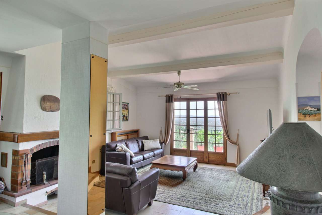 With a total spacious and bright living area of 180m2 and with simply stunn