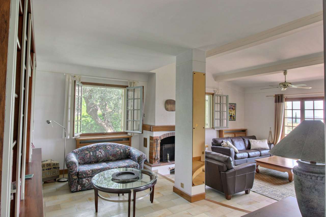 With a total spacious and bright living area of 180m2 and with simply stunn