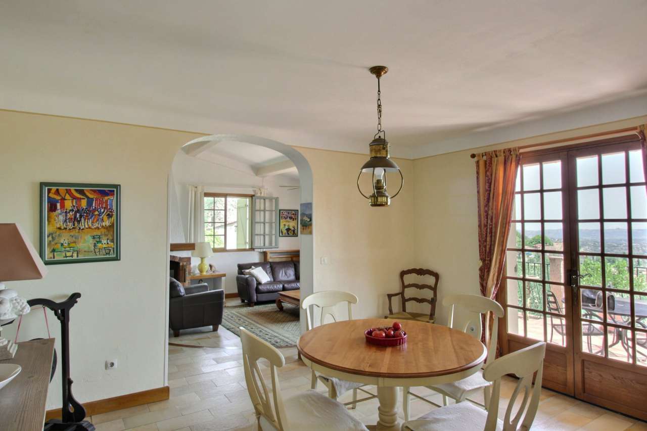 With a total spacious and bright living area of 180m2 and with simply stunn